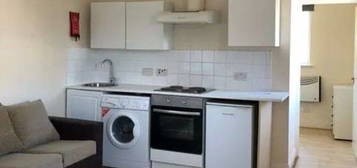 Flat to rent in Walm Lane, London NW2