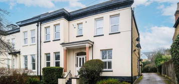 Flat to rent in Epping New Road, Buckhurst Hill IG9