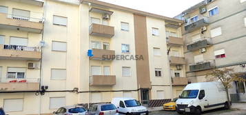 APARTAMENTO T2 RENOVADO COM COZINHA EQUIPADA E TODO MOBILADO.