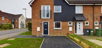 Detached house to rent in Hewitt Road, Basingstoke, Hampshire RG24