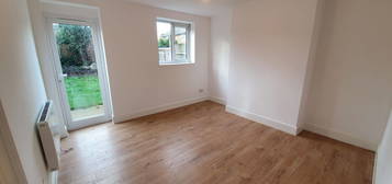 Flat to rent in Northfields, Dunstable LU5