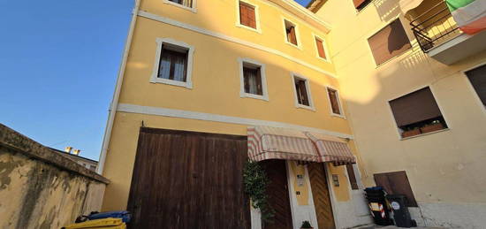 Casa indipendente in vendita in via Molini, 34