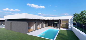 Moradia T4 com piscina entre a praia e a cidade