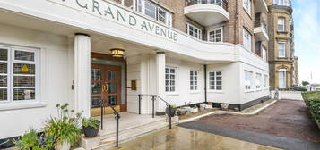 Flat to rent in Grand Avenue, Hove BN3