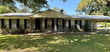 4112 Bullock Ave, Laurel, MS 39440