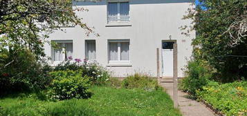 GUIDEL Centre bourg,Maison Individuelle F6 de 95m2 habitables sur Terrain de 365m2, Garage séparé de 25m2. Situation idéale:écoles,commerces,professionnels de santé accessibles à pied; Plages à 4km