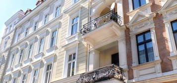 Wohn- und Geschäftshaus mit Balkon