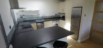 Flat to rent in Jenner Road, Guildford GU1