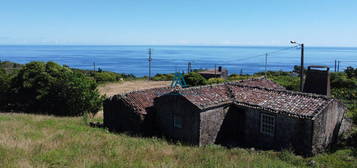 Quintinha com 3 Ruínas no Pico ( Fetais, Calheta de Nesquim)